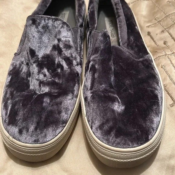 Steve Madden crushed velvet slip on sneakers - Picture 6 of 6